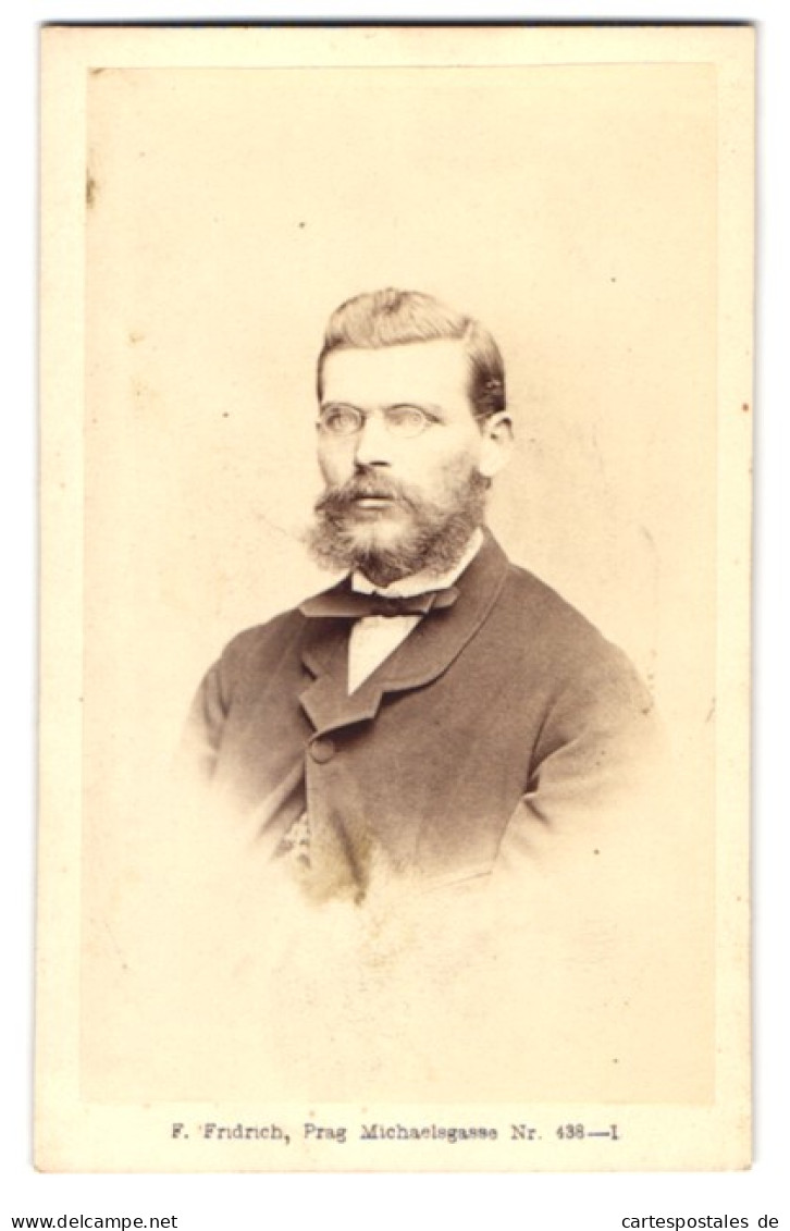 Fotografie F. Fridrich, Prag, Michaelsgasse 438-I, Bürgerlicher Herr Mit Brille Und Vollbart  - Anonyme Personen