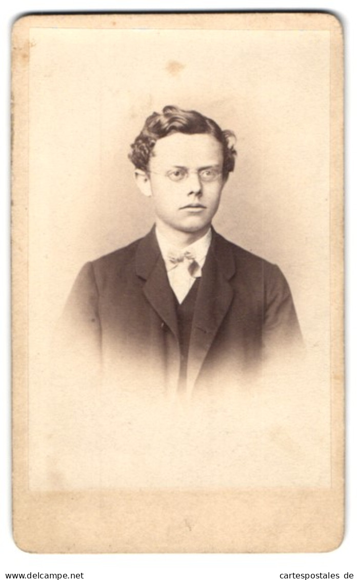 Fotografie E. Schröter, Meissen, Obergasse 597, Junger Herr Im Anzug Mit Brille  - Anonyme Personen