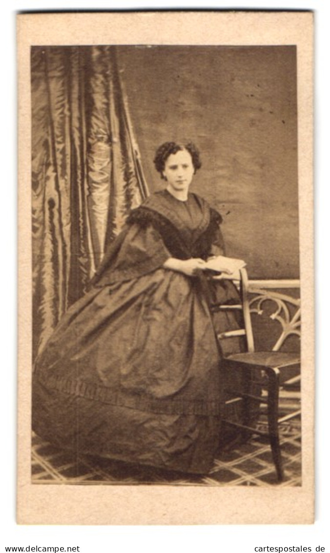 Fotografie Unbekannter Fotograf Und Ort, Portrait Brünette Dame Im Biedermeierkleid  - Anonyme Personen