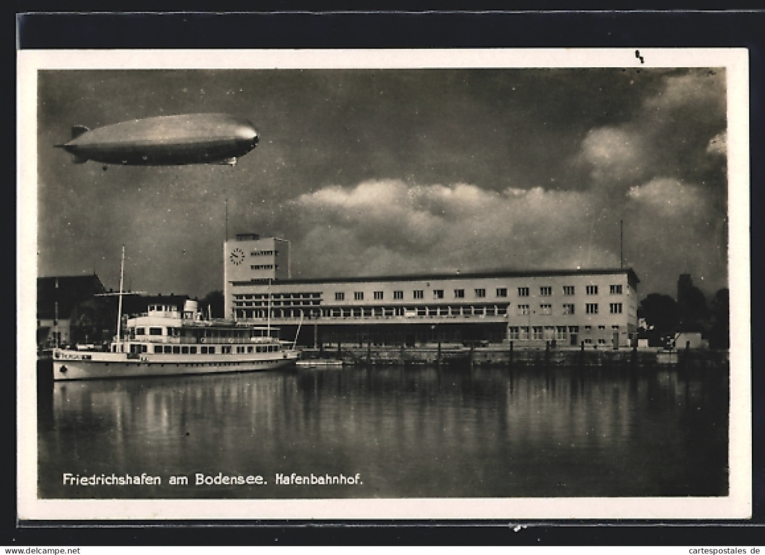 AK Friedrichshafen, Zeppelin über Dem Hafenbahnhof  - Airships