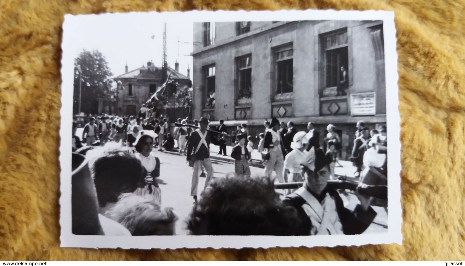 PHOTO AGFA NANCY 22 MAI 1966 DEFILE MILITAIRE SOLDATS REVOLUTION ? ANIMATION FOULE   FORMAT 7 PAR 10 CM - Personnes Anonymes