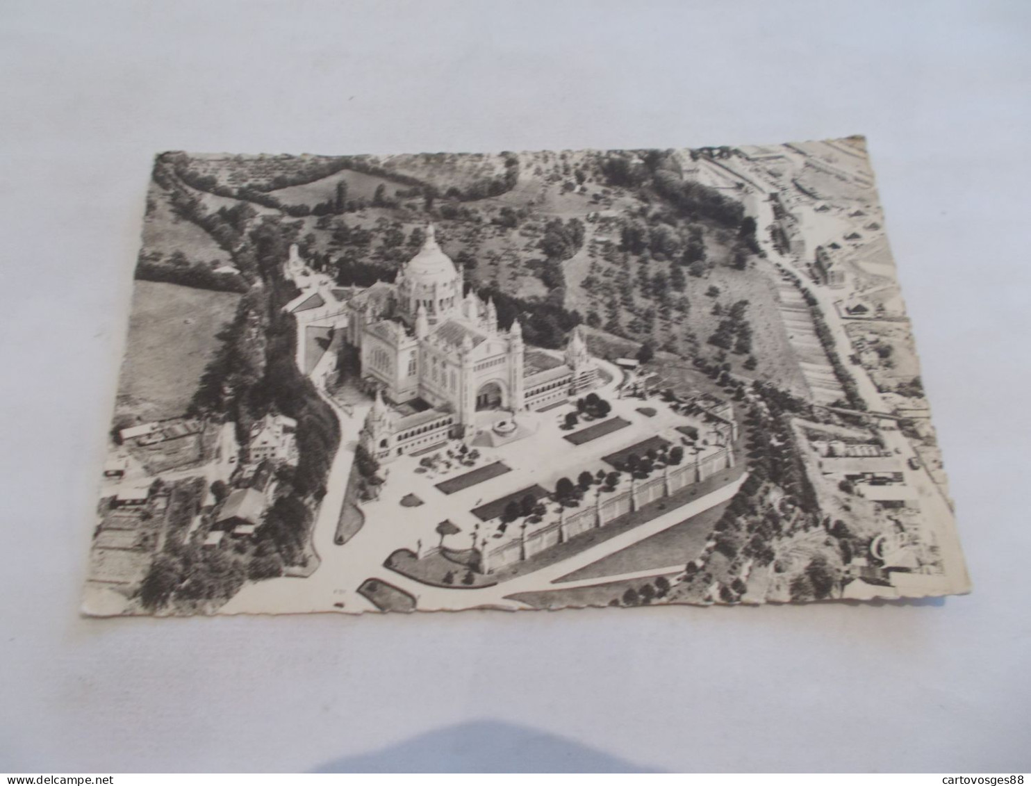 LISIEUX   ( 14 Calvados )  VUE AERIENNE VERS LA BASILIQUE  1958 - Lisieux