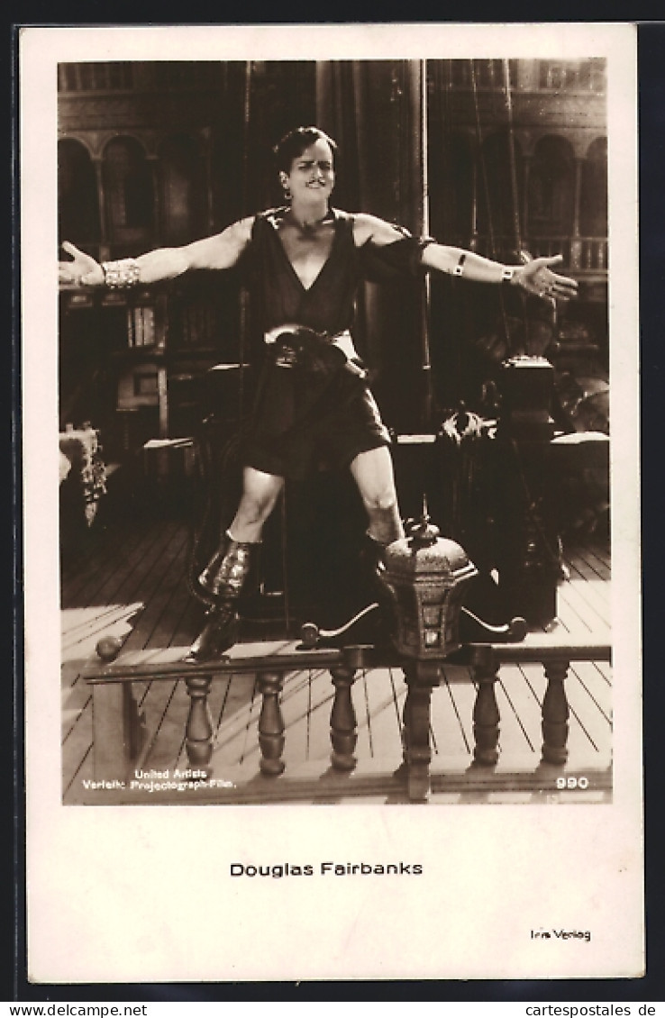AK Schauspieler Douglas Fairbanks Im Piratenkostüm Auf Schiffkulisse  - Schauspieler