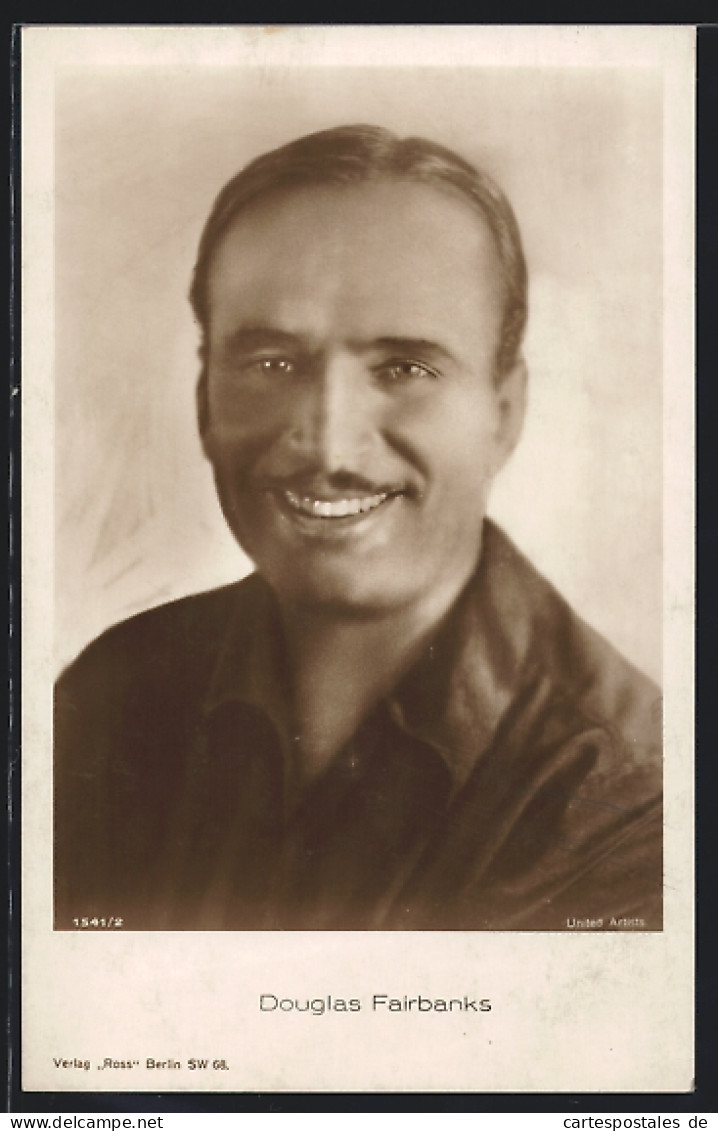 AK Schauspieler Douglas Fairbanks Lächelnd Im Hemd Posierend  - Attori