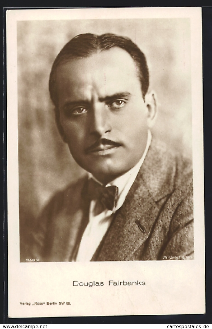 AK Schauspieler Douglas Fairbanks In Anzug Und Fliege  - Schauspieler