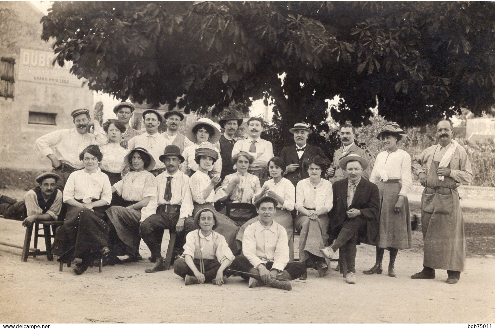 Carte Photo De Femmes élégante , D'hommes Et D'enfant Posant Sous Un Marronnier Dans Un Village Vers 1920 - Personas Anónimos