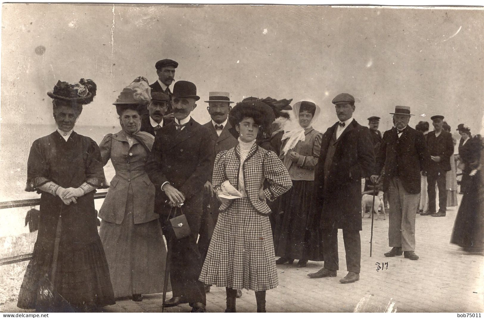 Carte Photo De Femmes élégante Avec Des Hommes Et Des Enfants Se Promenant Sur Le Fronton D'un Plage Vers 1905 - Personnes Anonymes