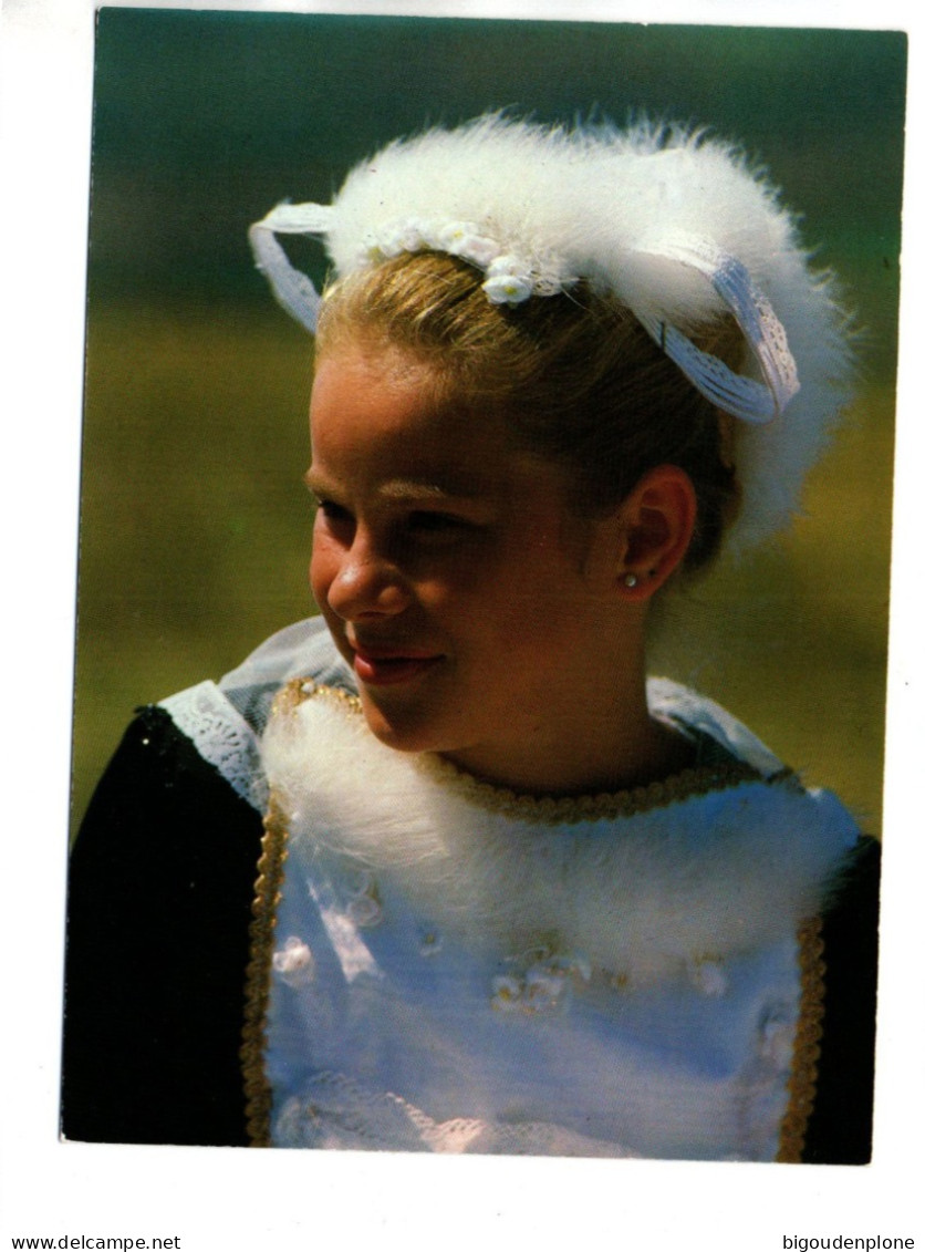 CP Jeune Fille En Costume De Châteaulin - Châteaulin