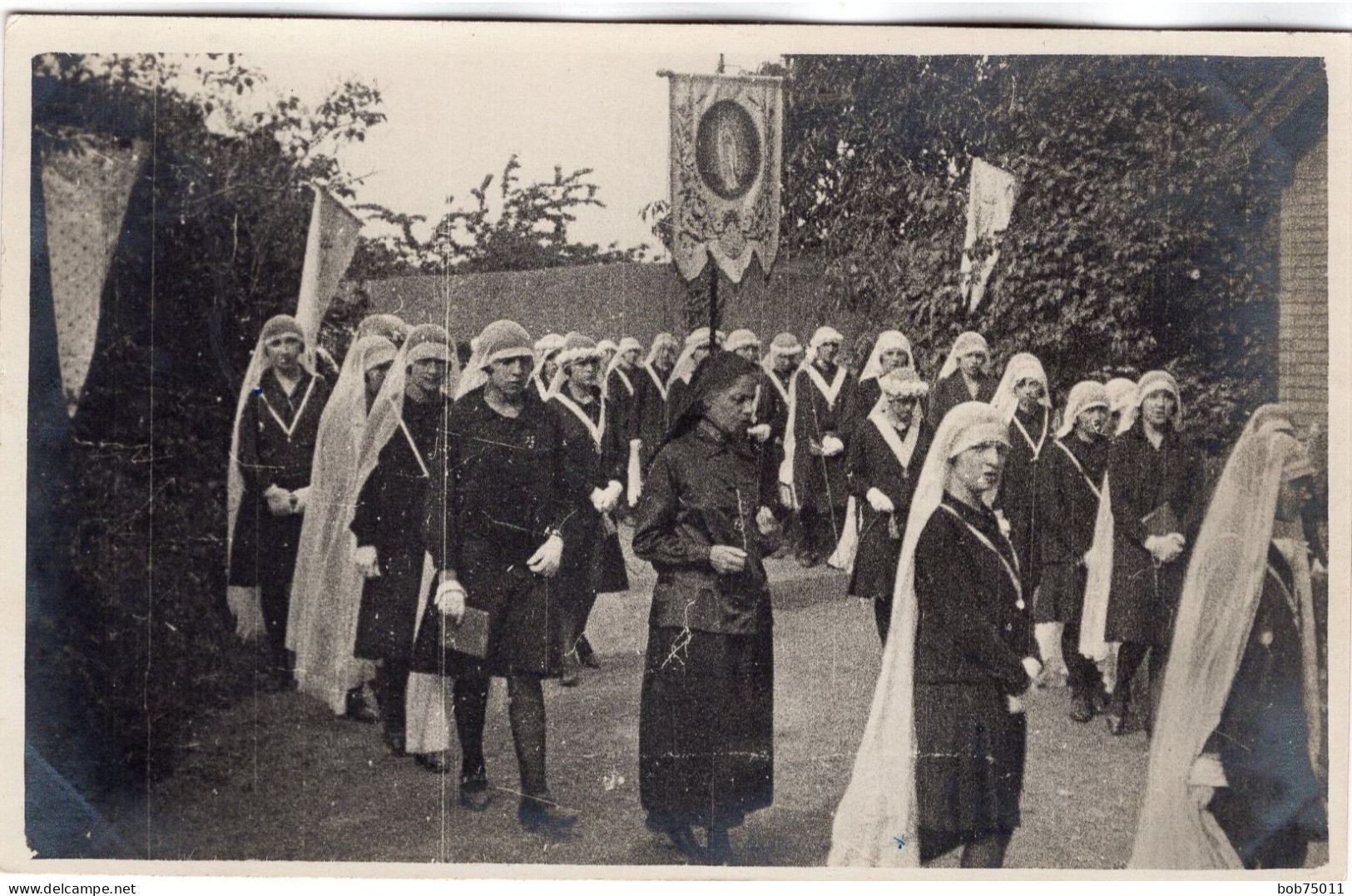 Carte Photo De Jeune Fille Avec Une Femmes Défillant Dans Un Village Pour Une Procession Religieuse En 1929 - Personnes Anonymes