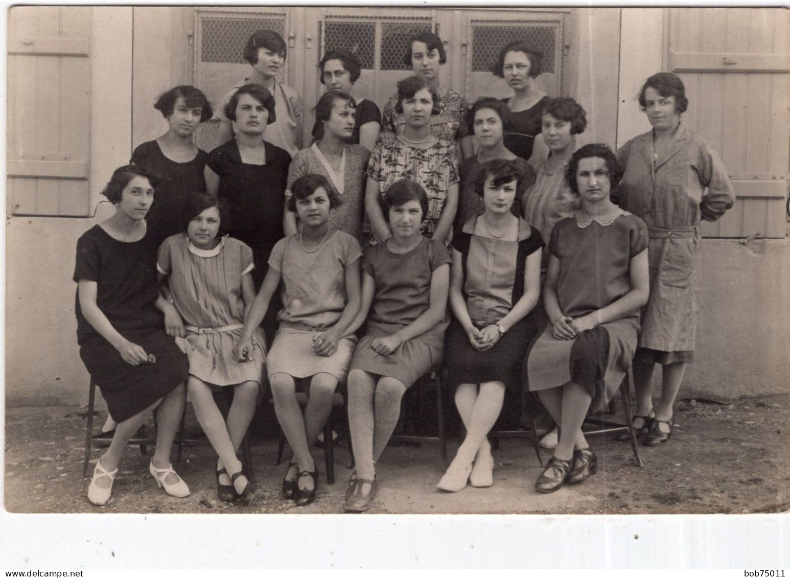 Carte Photo De Jeune Fille élégante Avec Leurs Maitresse Posant Dans Leurs école - Anonyme Personen