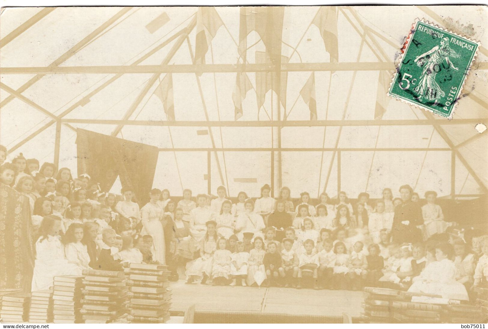 Carte Photo De Jeune Fille élégante Allant Recevoir Un Prix Sous Une Tente En 1909 - Personnes Anonymes