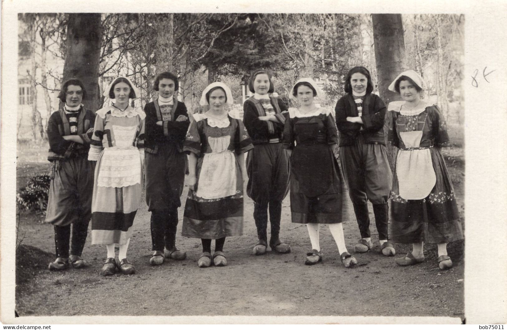 Carte Photo De Jeune Fille élégante En Tenue Bretonne Et Breton Posant Dans Leurs Jardin - Personnes Anonymes