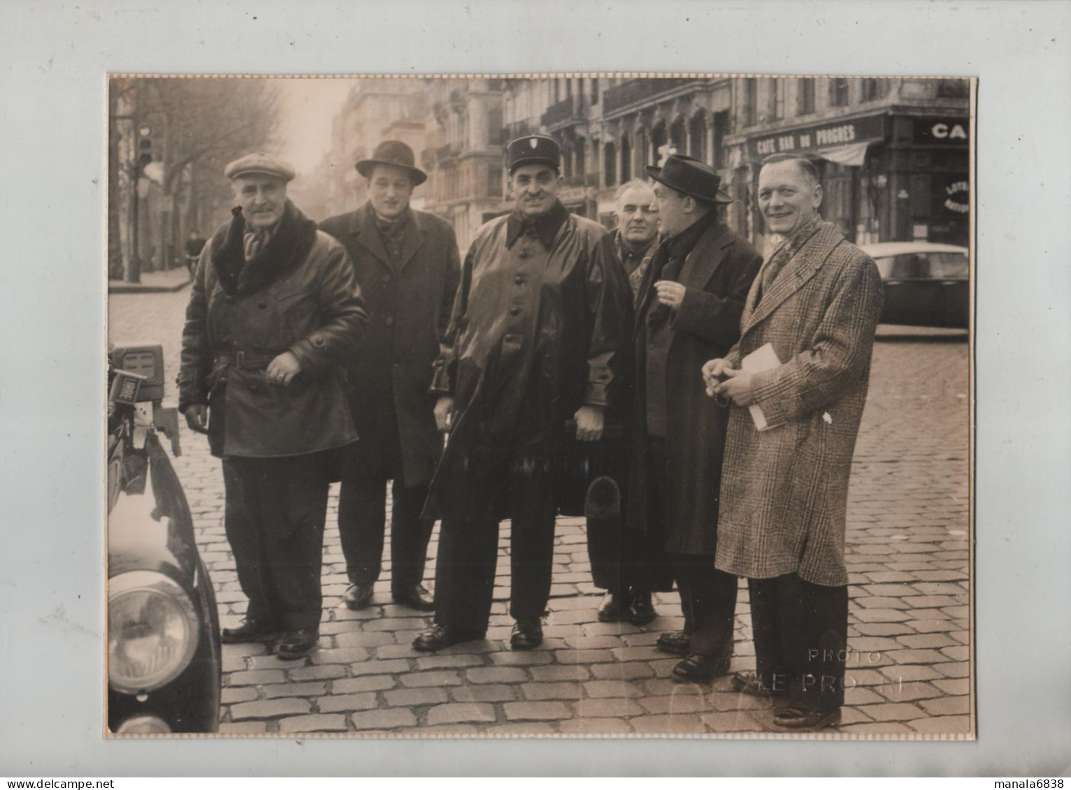 Lyon Café Bar Du Progrès Taxi Gendarme  Et Personnes à Identifier Photographe Le Progrès - Sonstige & Ohne Zuordnung