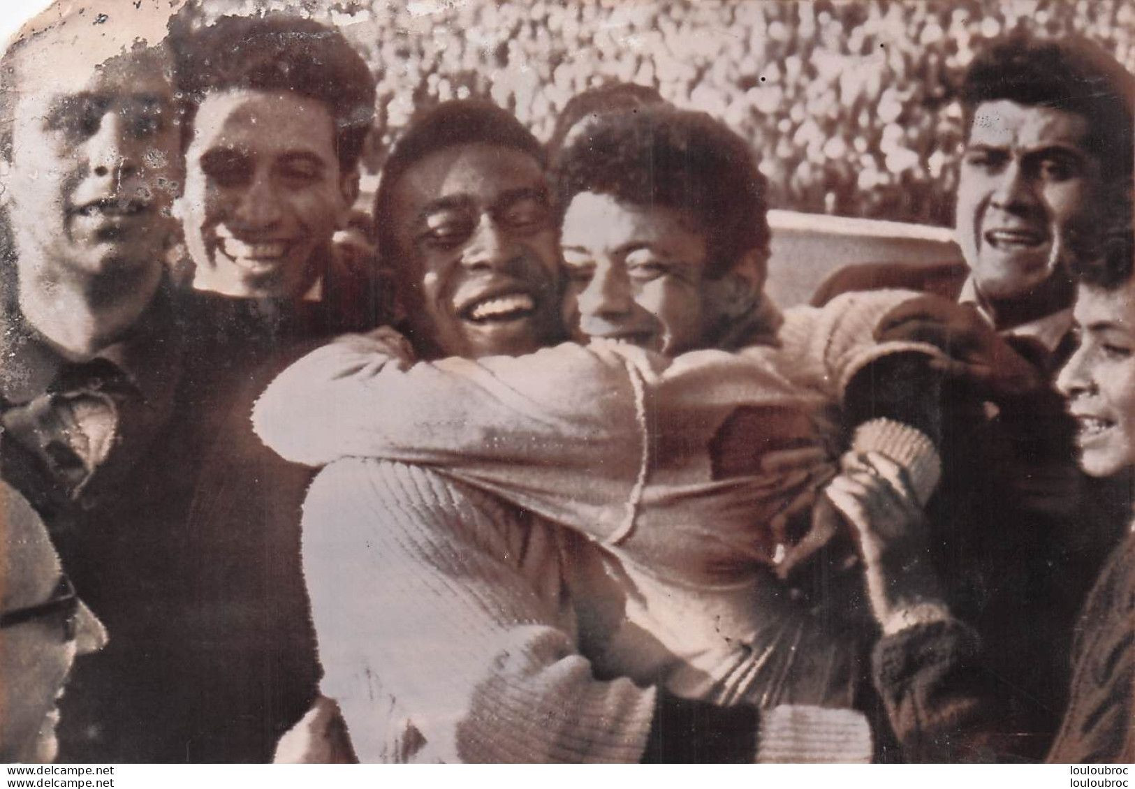 FOOTBALL PELE FELELICITE AMARILDO APRES LA VICTOIRE COUPE DU MONDE CHILI 1962  PHOTO 18X13CM R1 - Deportes