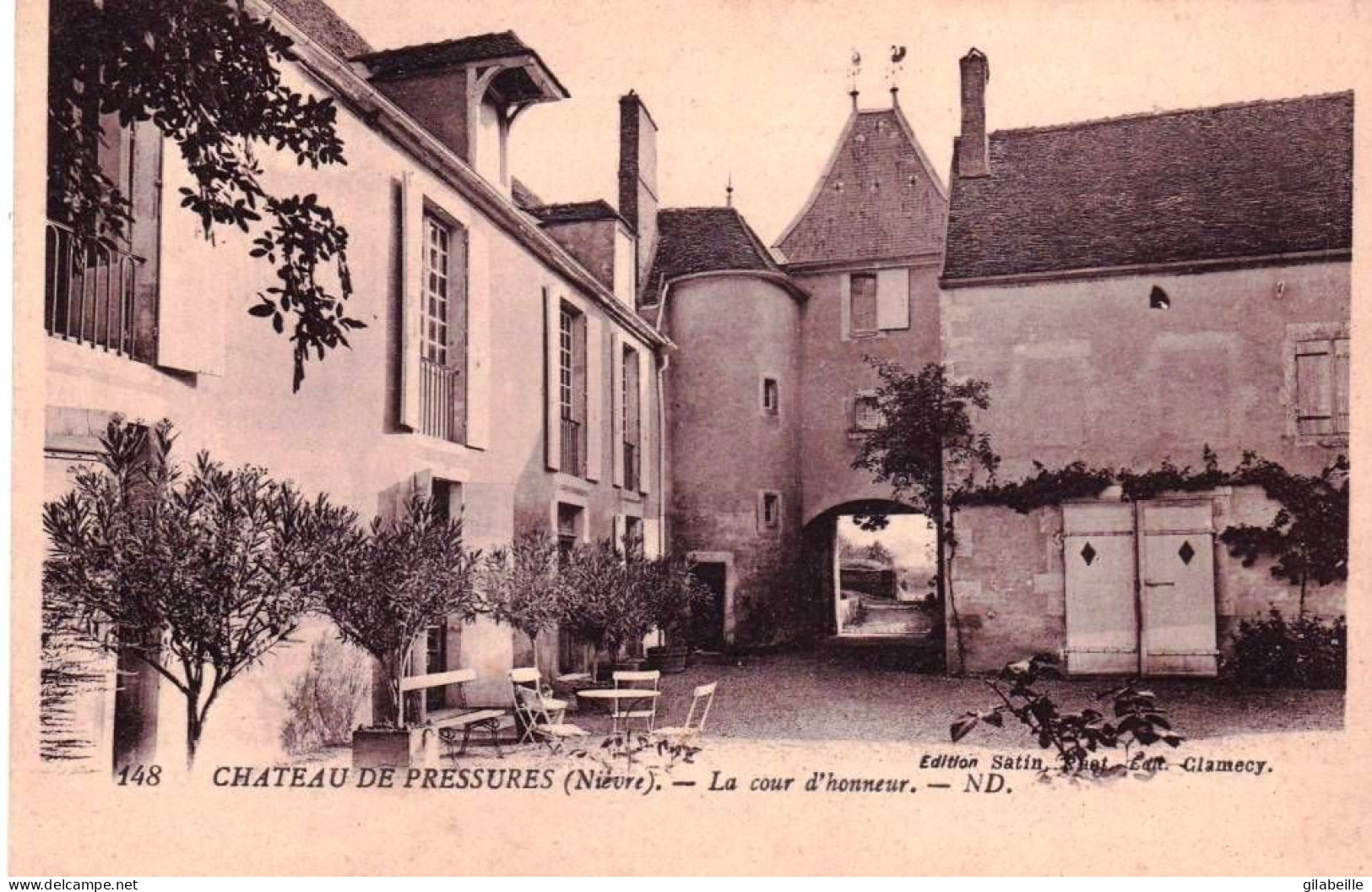 58 - Nievre -   Chateau De PRESSURES ( Clamecy )  - La Cour D Honneur - Clamecy