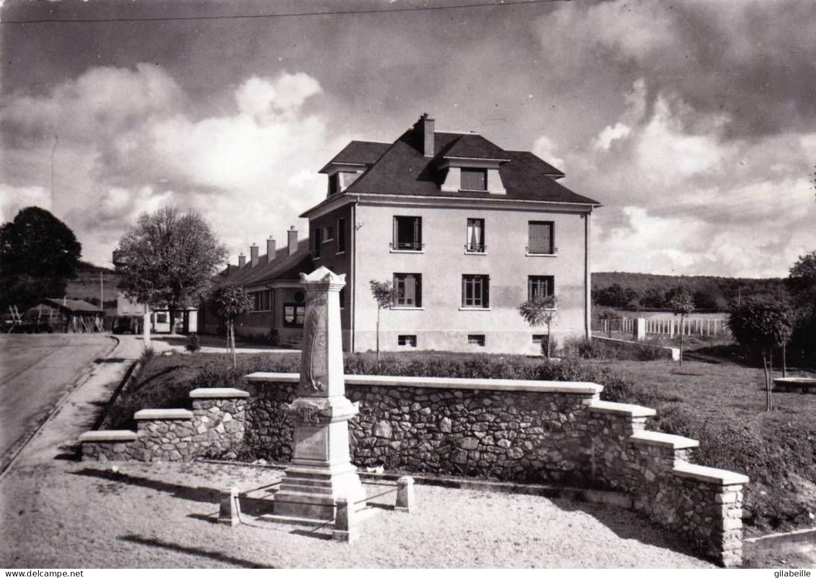 58 - Nievre -  PLANCHEZ - L Ecole, La  Mairie Et Le Monument Aux Morts - Andere & Zonder Classificatie