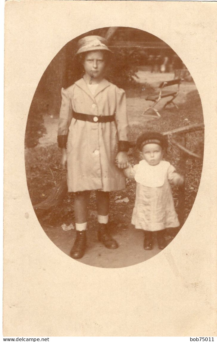 Carte Photo D'une Jeune Fille élégante Avec Une Petite Fille Posant Dans Leurs Jardin Vers 1920 - Anonyme Personen