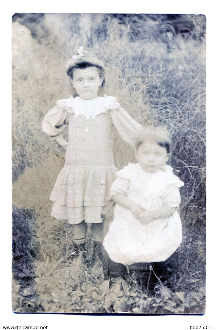 Carte Photo De Deux Petite Filles élégante Posant Dans Leurs Jardin En 1908 - Personnes Anonymes