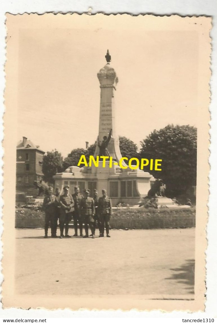 WW2 PHOTO ORIGINALE Soldats Allemands Posent à SEDAN Monument Aux Morts 08 ARDENNES 1940 - 1939-45