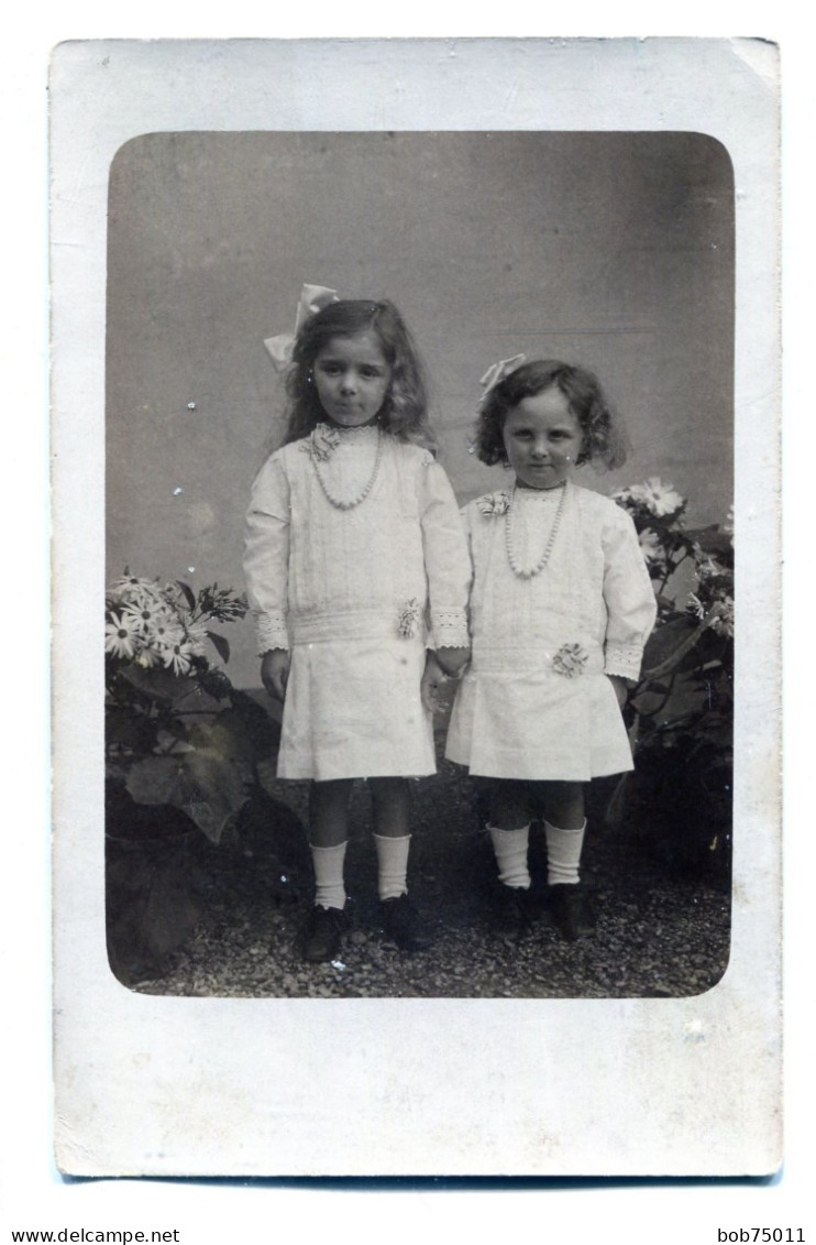 Carte Photo De Deux Petite Fille élégante Dans Un Studio Photo Vers 1910 - Personnes Anonymes