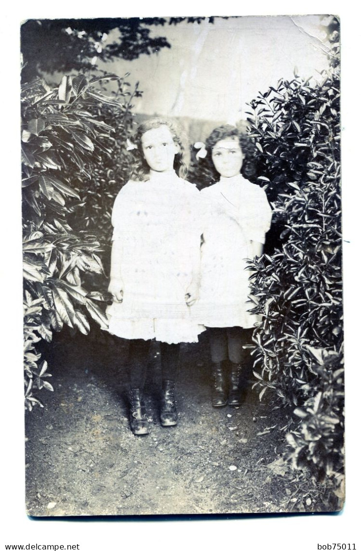 Carte Photo De Deux Petite Fille élégante Posant Dans Leurs Jardin Vers 1910 - Personnes Anonymes
