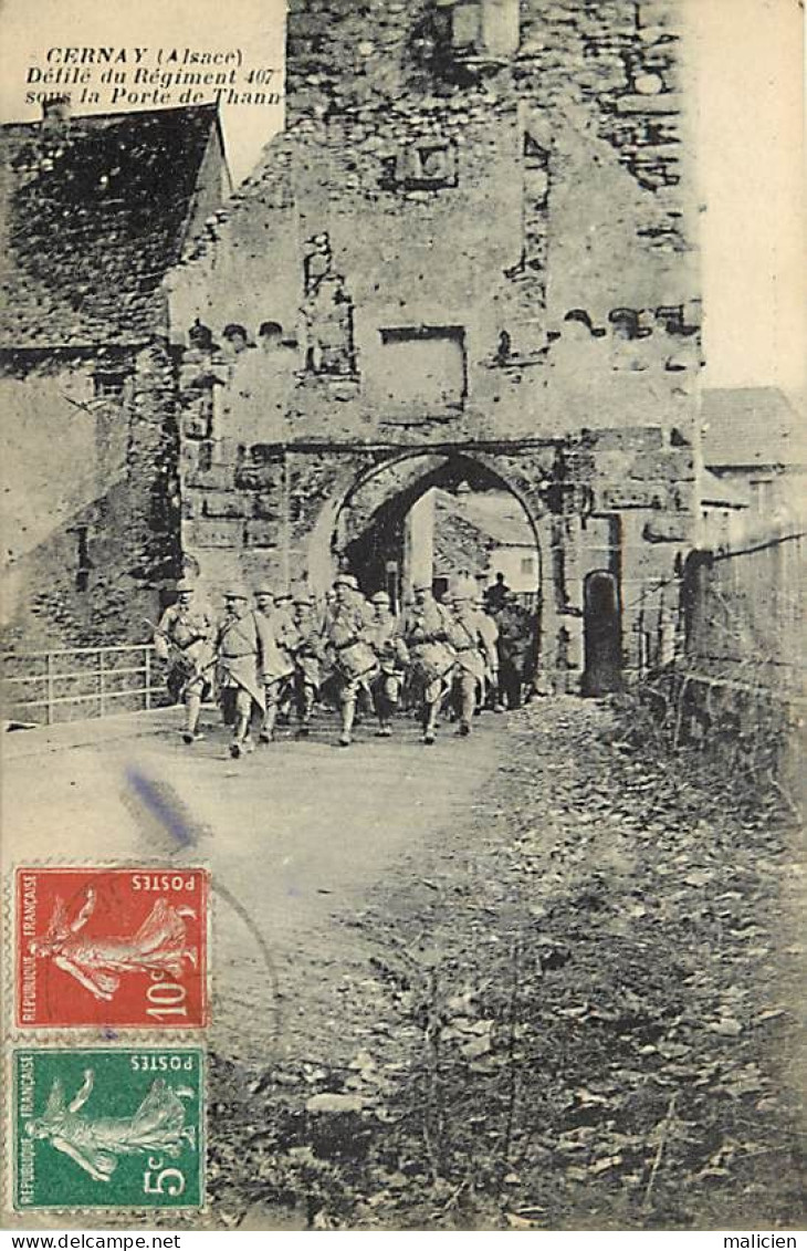 - Dpts Div. -ref-BN439- Haut Rhin - Cernay - Défilé Du Regiment 407 Sous Laporte De Thann - Militaires - Militaria - - Cernay