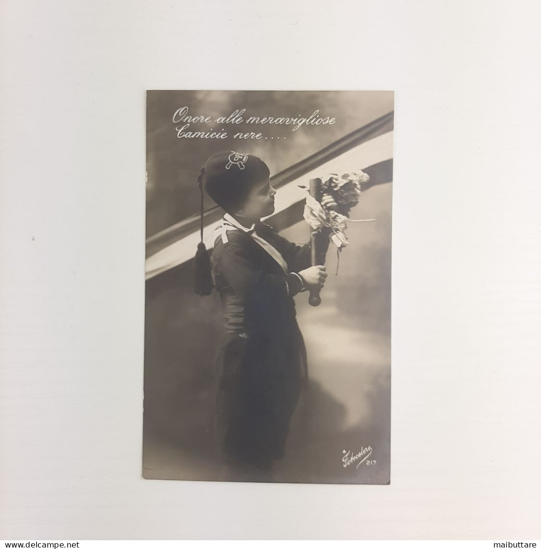 Foto Cartolina B/n - Giovane Balilla Viaggiata Anno 1923 Onore Alle Meravigliose Camicie Nere... In Foto Bambino Con Fez - Other & Unclassified