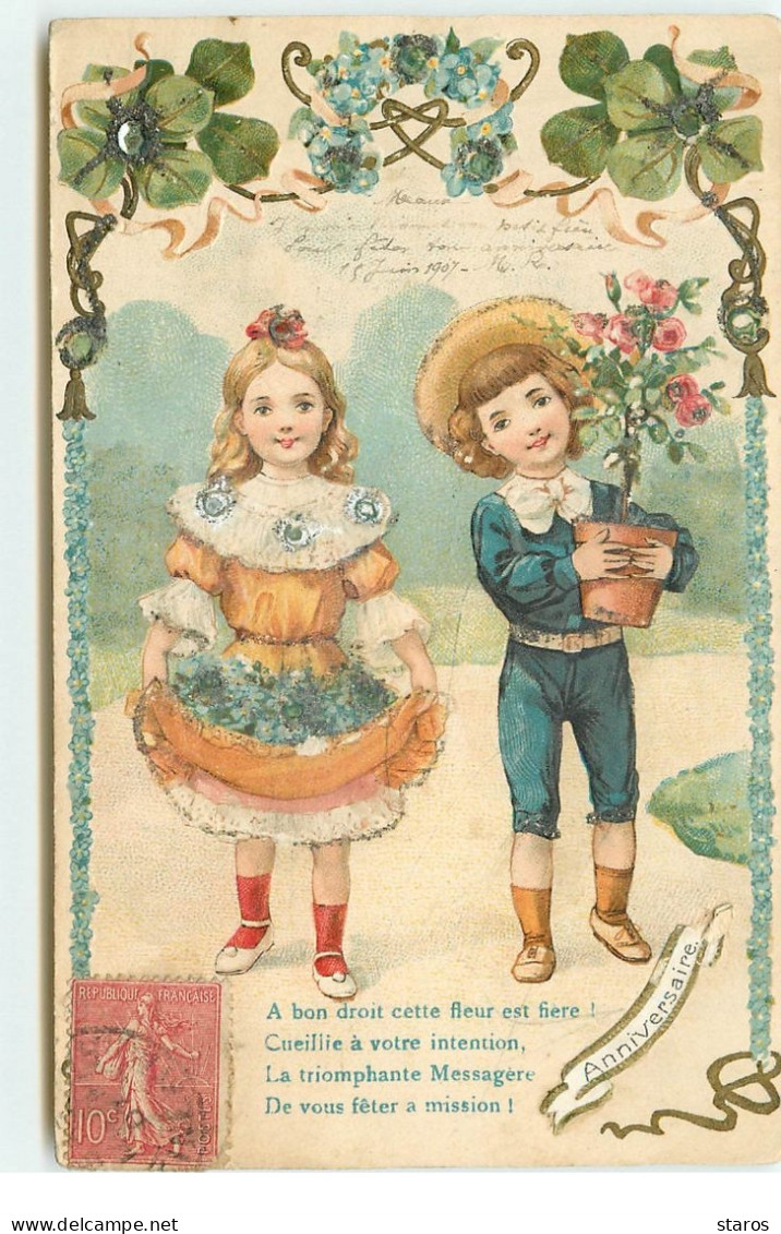 Carte Gaufrée - Anniversaire - Deux Enfants Apportant Des Fleurs - Strasses - Geburtstag