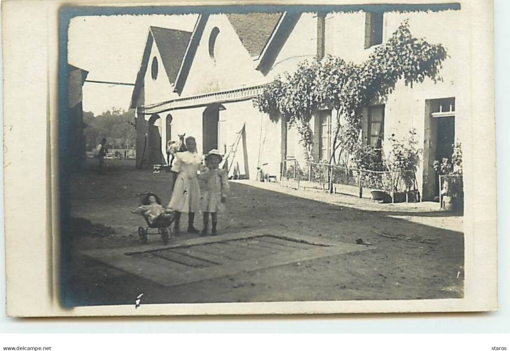 Carte Photo à Identifier - Fillettes Près D'une Poupée Dans Une Poussette Dans Une Cour - A Identifier