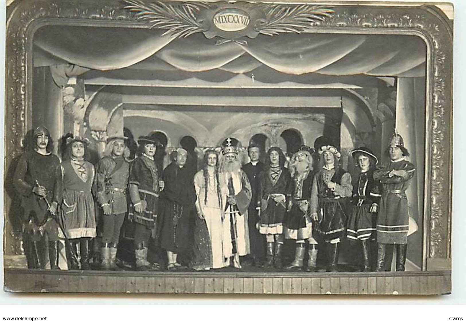 Carte Photo à Identifier - Groupe De Personnes Déguisées Sur Une Scène De Théâtre - A Identifier