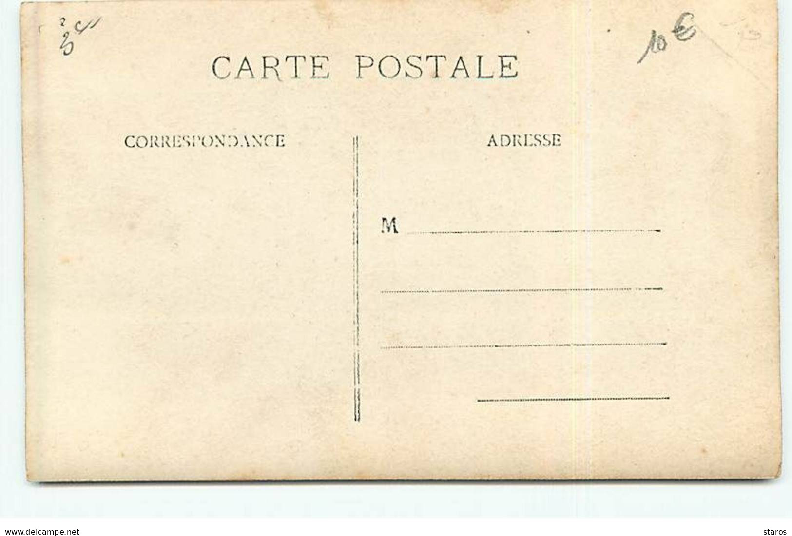 Carte Photo - Deux Femmes Devant Un Hôtel - Autres & Non Classés