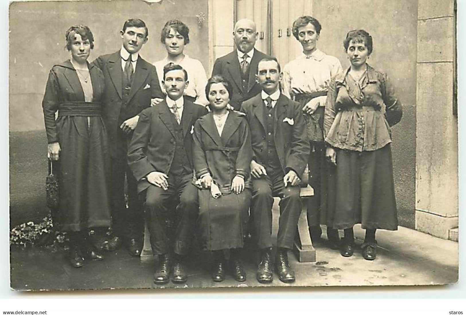 Carte Photo à Identifier - Photo De Famille Dans Une Cour - A Identifier