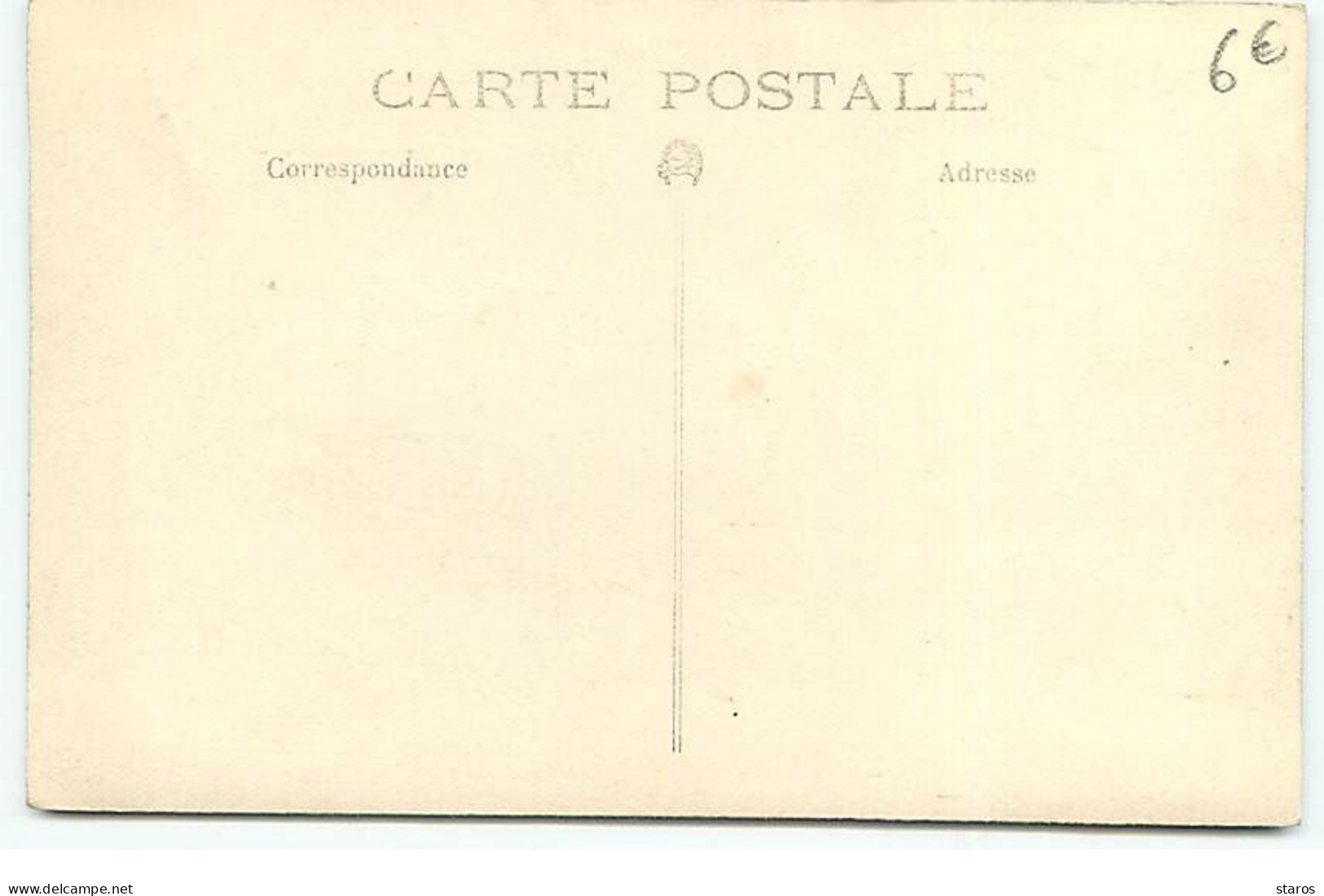 Carte Photo à Identifier - Photo De Famille Dans Une Cour - A Identifier