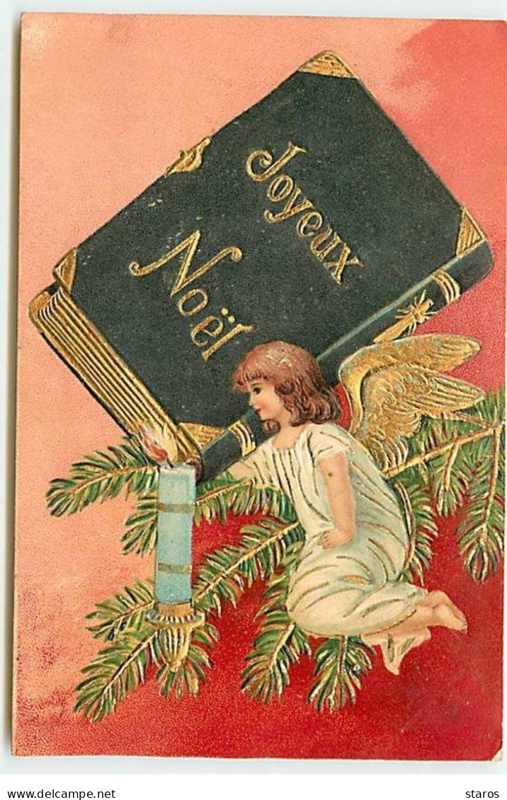 Carte Gaufrée - Joyeux Noël - Ange Portant Un Livre, Près D'une Bougie Sur Une Branche De Sapin - Santa Claus