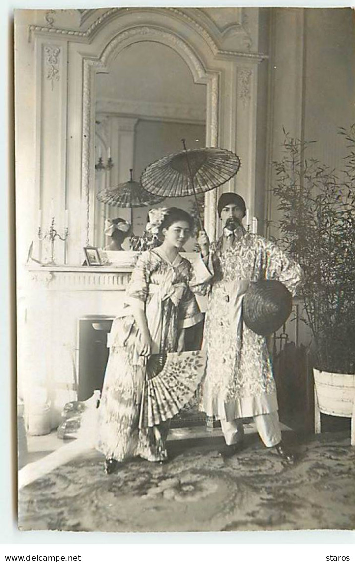 Carte Photo à Identifier - Un Couple Déguisé En Portant Des Kimonos, Dans Un Salon - Edmond Giscard - Zu Identifizieren