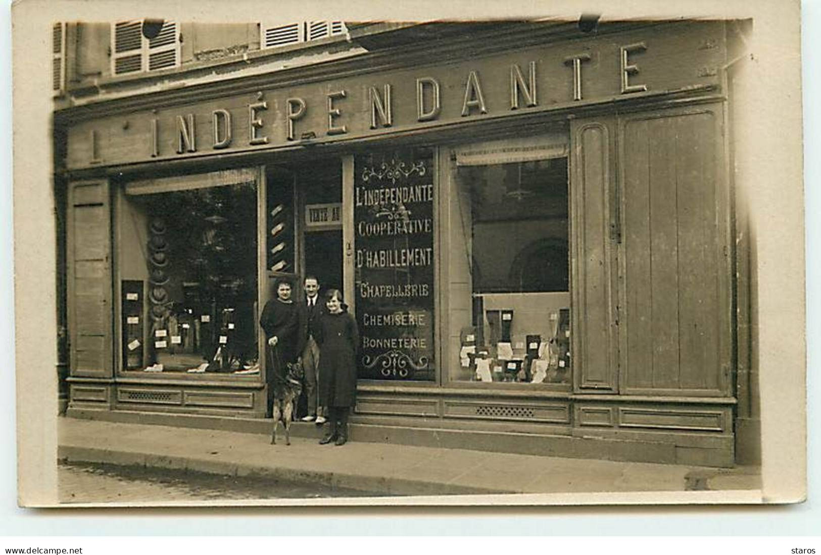 Carte Photo - Un Homme Et Deux Femmes Sur Le Pas De Porte D'un Magasin D'habillement - L'Indépendante - Shops