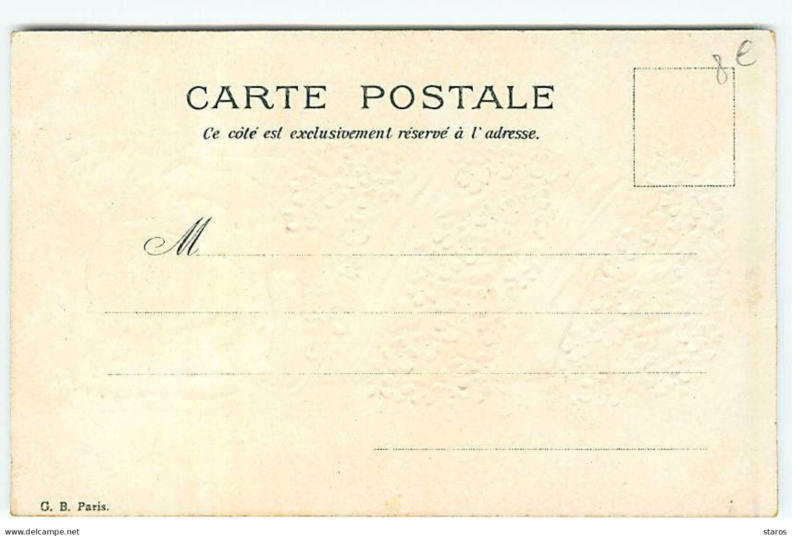 Carte Gaufrée - Notre Tyran - Bébé Dans Un Nid D'ange De Fleurs - Naissance