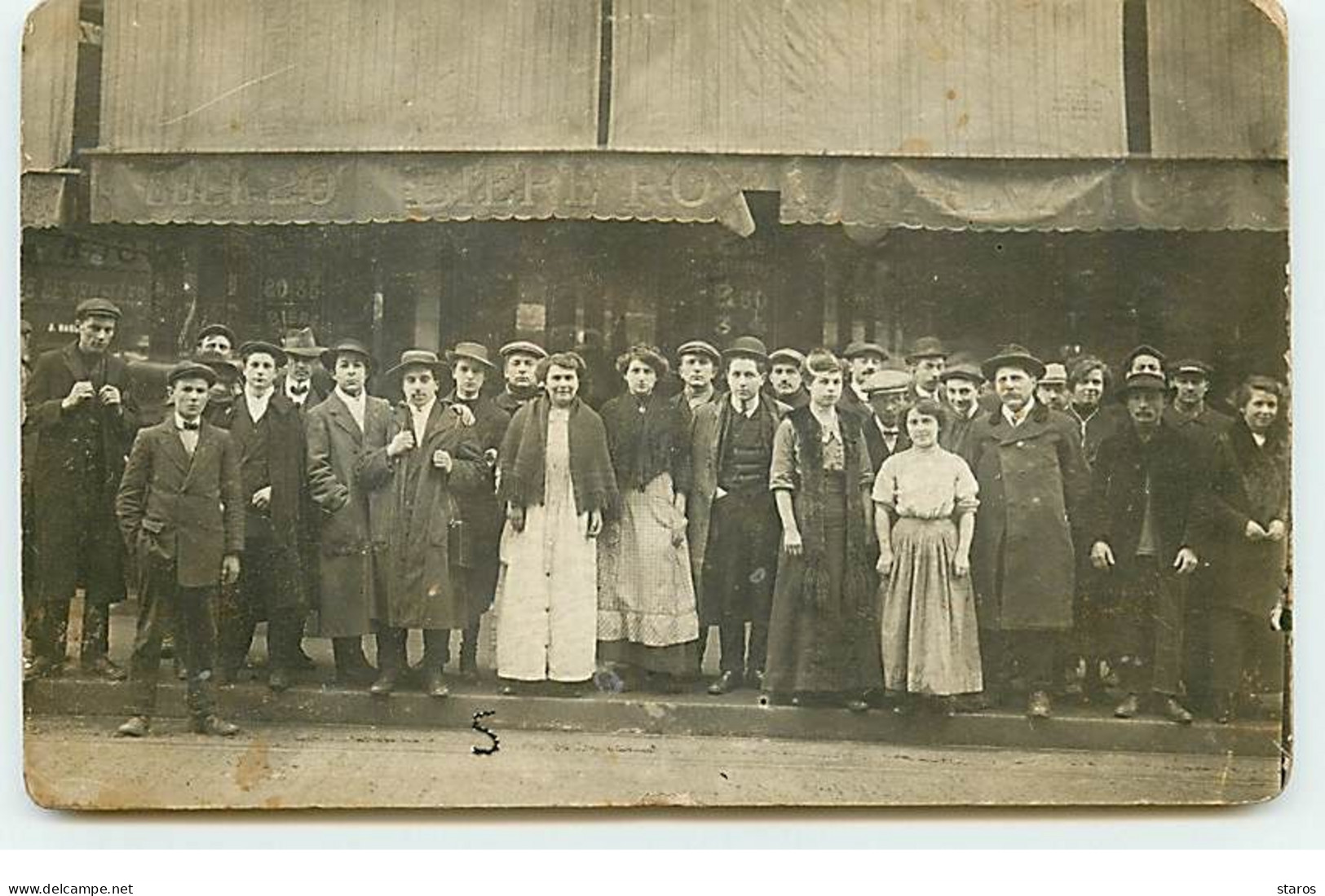 Carte Photo - Groupe De Personnes Sur Un Trottoir, Devant Un Café - Cafés