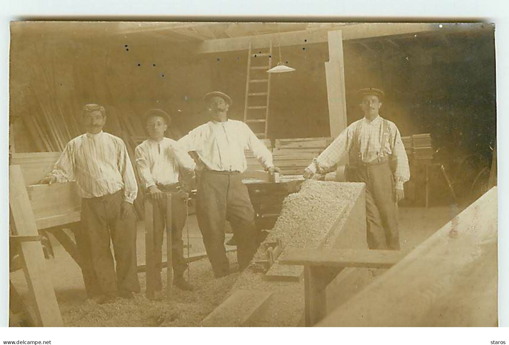 Carte Photo - Métier Du Bois - Hommes Dans Un Atelier, Coupant Du Bois - Kunsthandwerk