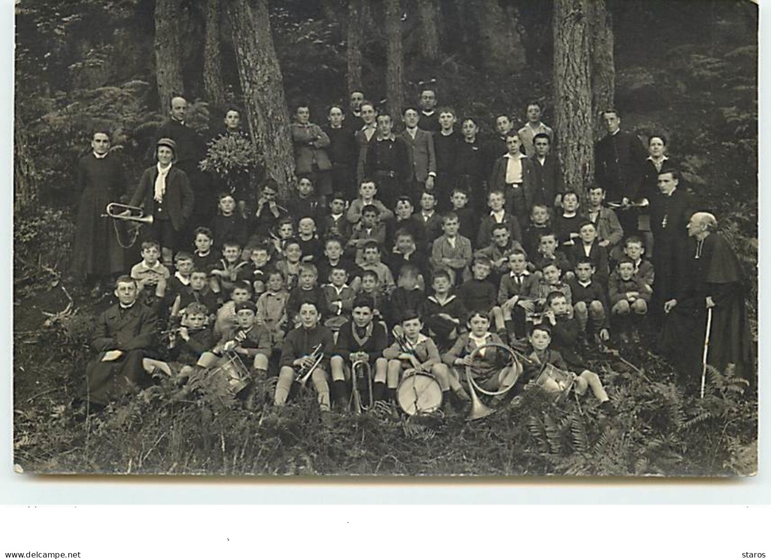 Carte Photo D'enfants Avec Des Instruments De Musique Et Des Prêtres - Groepen Kinderen En Familie