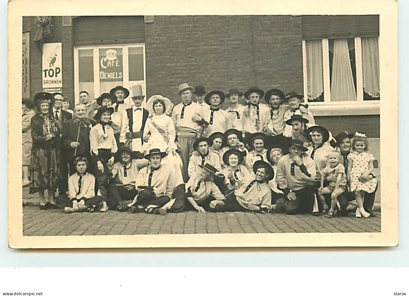 Carte Photo - Devanture Du Café Deniels - Photo De Groupe - Cafés