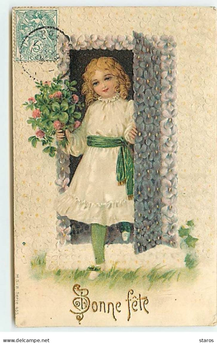 Carte Gaufrée - Bonne Fête - Jeune Fille Ouvrant Une Porte Fleurie, Tenant Un Bouquet De Fleurs - Autres & Non Classés