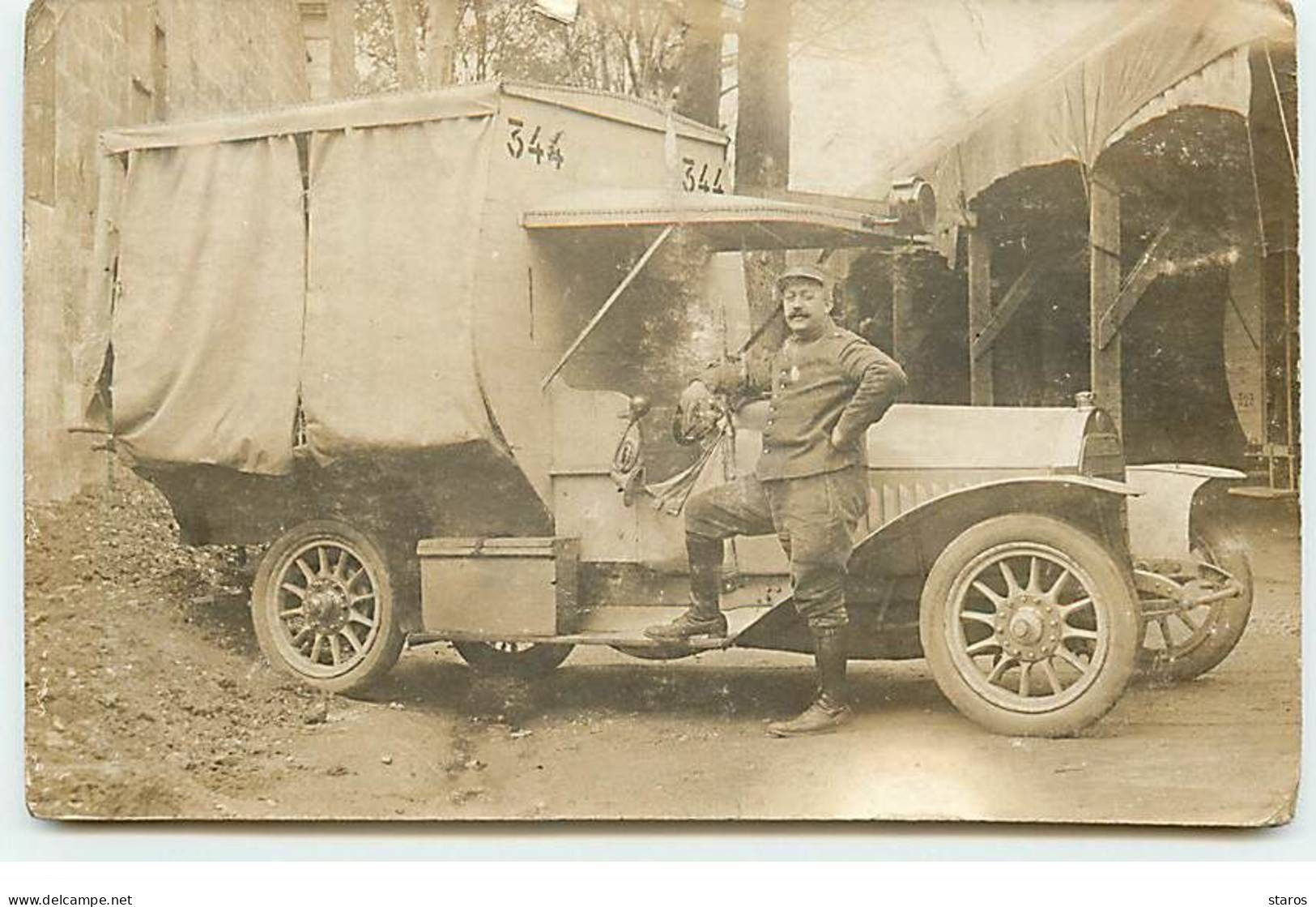 Carte Photo - Automobile - Militaire Près D'un Camion N°344 - Camions & Poids Lourds