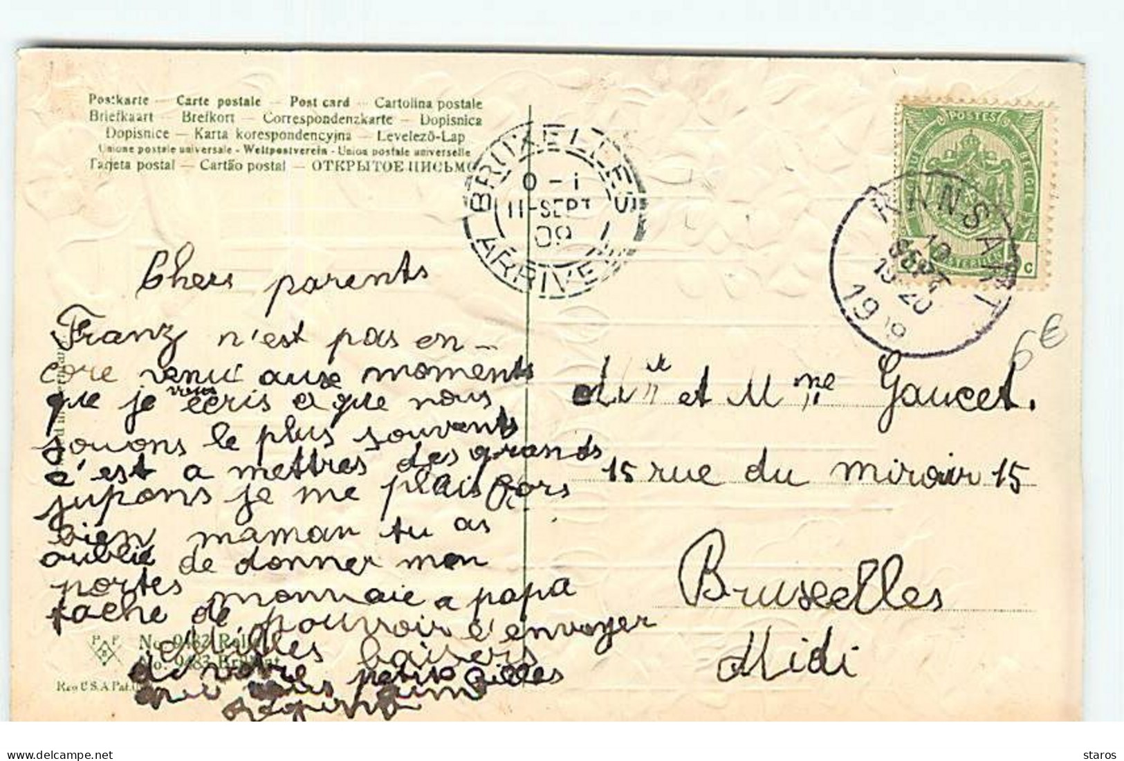 Carte Gaufrée - Souvenir D'Amitié - Fillette Donnant Une Lettre à Un Oiseau - Autres & Non Classés