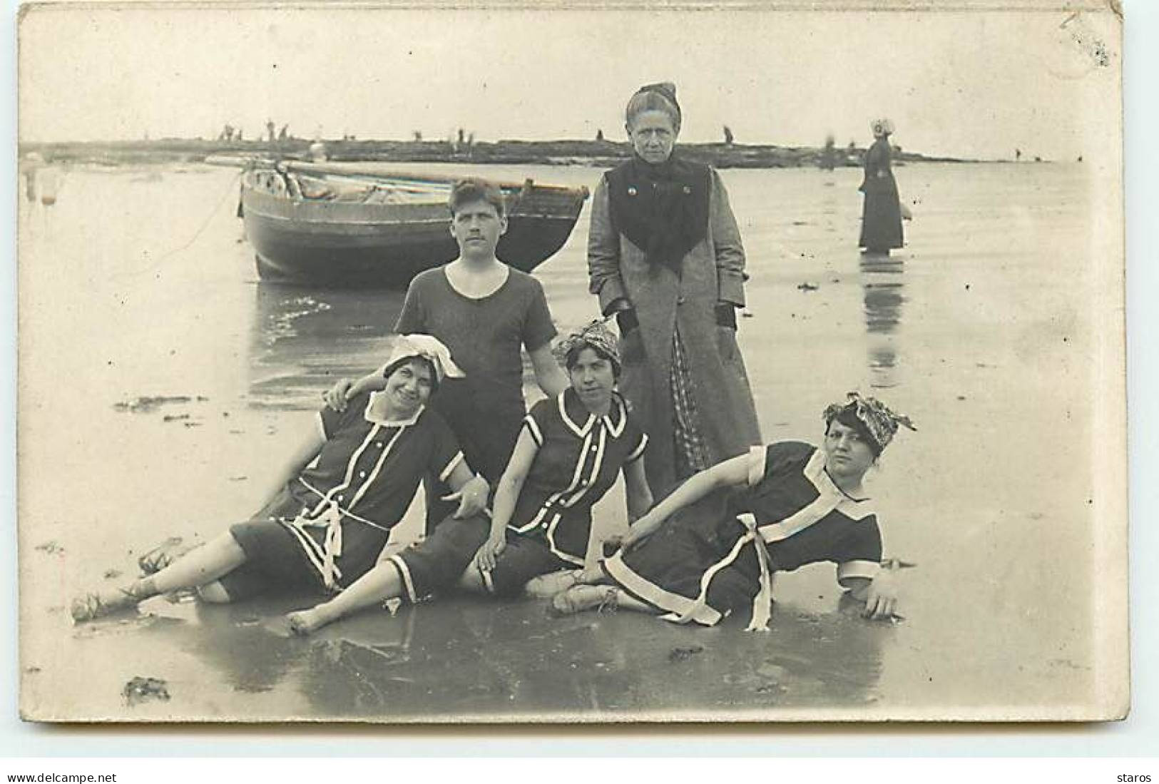 Carte Photo à Identifier - Jeunes Femmes Et Un Homme En Tenue De Bain Sur Une Plage, Près D'une Barque - Baigneuse - A Identifier