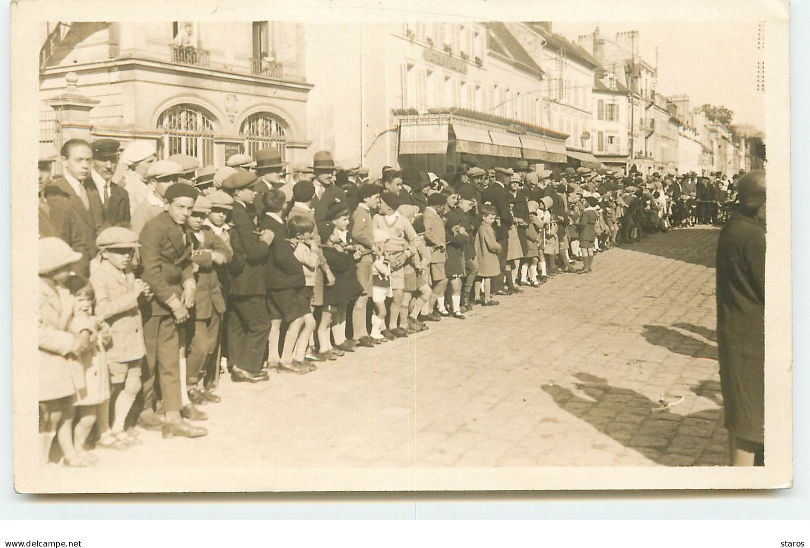 Carte Photo à Identifier - Foule Attendant Un Défilé - Zu Identifizieren