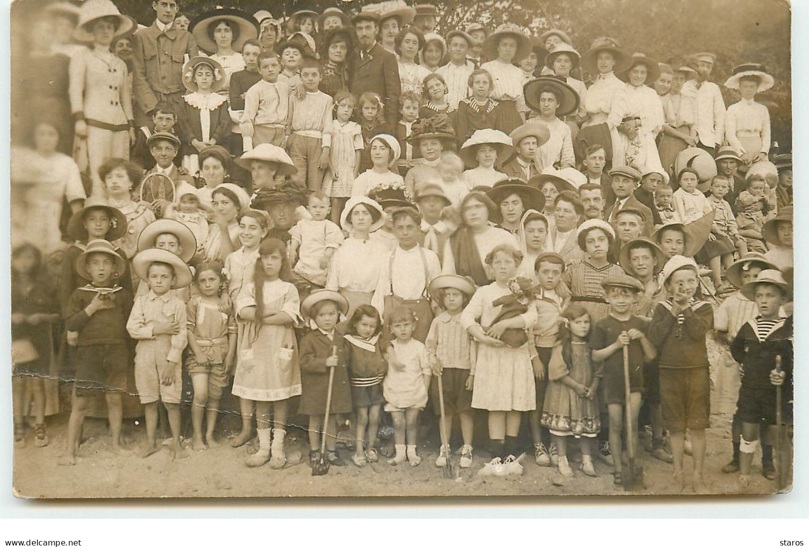 Carte Photo - Groupe Sur Une Plage, Certains Enfants Avec Une Pelle - A Identifier