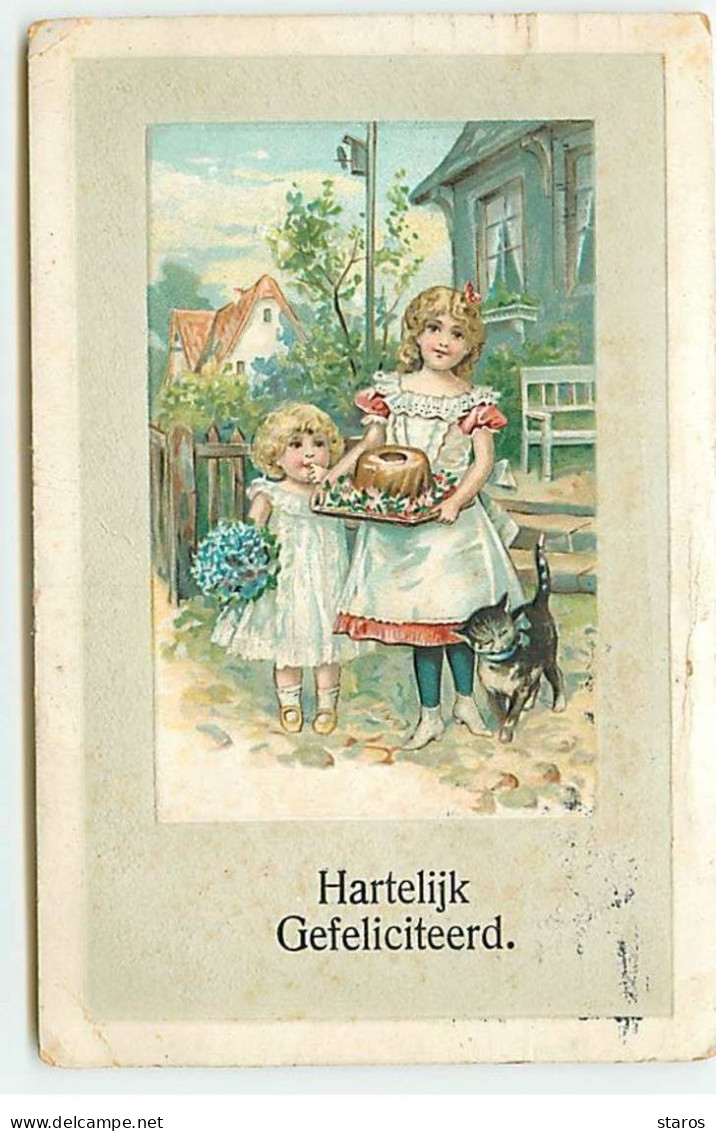 Carte Gaufrée - Hartelijk Gefeliciteerd - Jeunes Filles Et Un Chat, L'une Portant Un Gâteau, L'autre Un Bouquet - Other & Unclassified