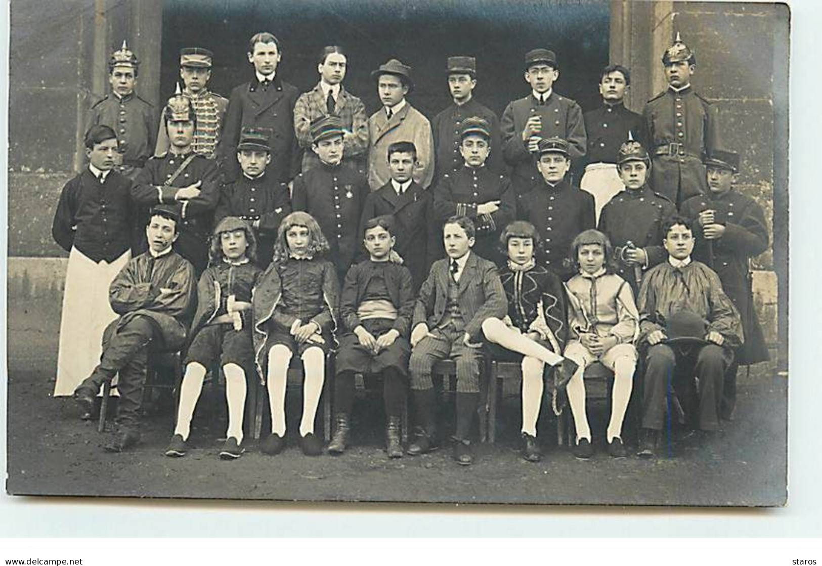 Carte Photo à Identifier - Groupe De Jeunes Gens Certains En Uniformes Et D'autres Déguisés - A Identifier