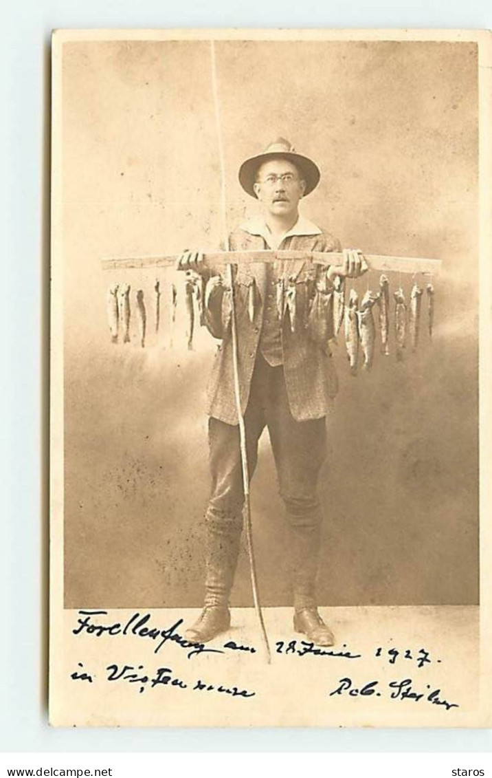 Carte Photo - Sport - Pêche - Homme Montrant Ses Prises Accrochées Sur Un Morceau De Bois - Angelsport